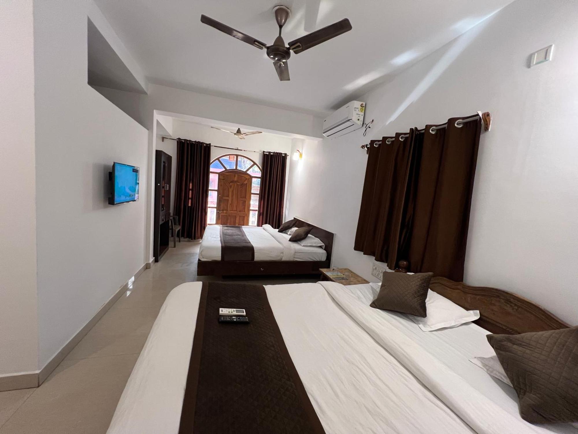 Aura Rooms & Swimming Pool, Calangute Exterior photo